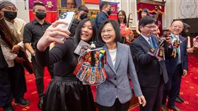 蔡英文總統今（11）日接見「第65屆葛萊美獎淡蘭古道唱片專輯團隊」。（圖／總統府提供)