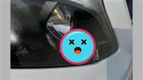 老鼠卡在車燈內。（圖／翻攝自爆廢公社二館臉書社團）
