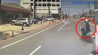 婦不讓救護車　「誇張螃蟹切」逆向停超商