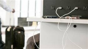 機場、車站「免費USB充電」好讚？FBI揭最新詐騙手法…一插就完蛋（圖／翻攝自FBI Denver推特）

