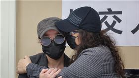 駐巴西外交官墜樓身亡  家屬召開記者會（1）我國駐巴西聖保羅辦事處組長王之化墜樓身亡，疑牽扯核銷高額官邸修繕費用及職場霸凌，家屬11日在台北市議會舉行記者會，公布王之化在台灣的就醫紀錄，強調王之化未曾看過身心科，也沒有憂鬱症。中央社記者王飛華攝  112年4月11日