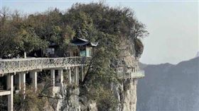 ▲中國有3男1女近日在張家界風景區集體跳崖。（圖／翻攝自微博）

