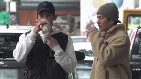 男生喝了一半的咖啡，林柏宏很自然不用詢問便接過來也喝了幾口。（圖／本刊攝影組／CTWANT提供）