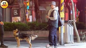 上月31日晚間本刊就發現林柏宏現身住家附近蹓狗。（圖／本刊攝影組）