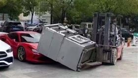 堆高機鐵櫃翻落，竟砸中「千萬法拉利F8」。（圖／翻攝自微博）