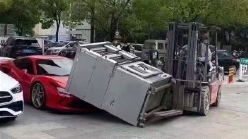 鐵櫃翻落砸法拉利　網驚：司機10年白幹了