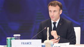 兩象相爭禍及叢林　馬克宏妙喻盼美中停止對抗法國總統馬克宏（Emmanuel Macron）18日在泰國曼谷舉行的APEC峰會中發表談話，巧妙以「大象」暗喻美、中兩國，盼美中停止互相對抗。中央社記者王騰毅攝  111年11月18日