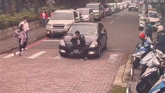 轎車闖紅燈不讓過！急煞「險撞小學生」