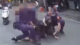 女通緝犯遭盤查撞警車逃逸 警砸車窗逮人