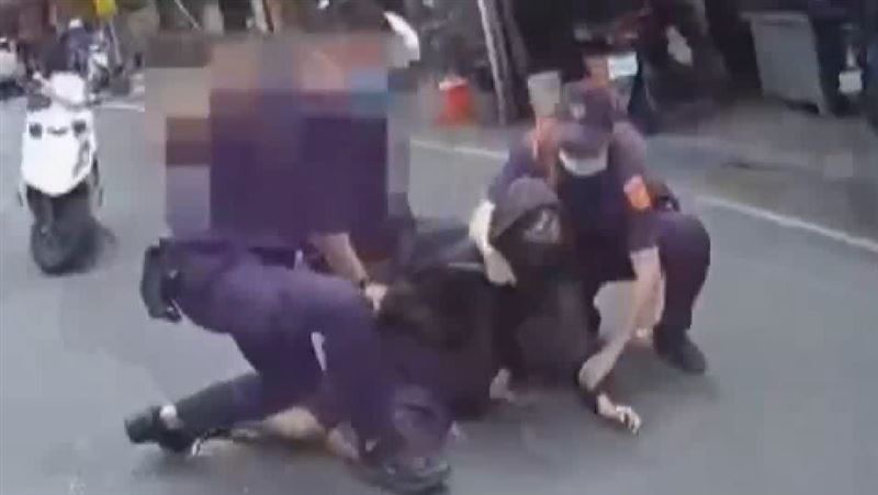 女通緝犯遭盤查撞警車逃逸　警砸車窗逮人