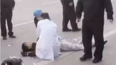 網紅狂飆重機撞車慘亡！母賞遺體巴掌