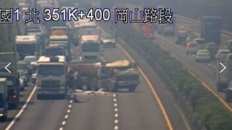國道2大車追撞 1車頭「凹陷」剩一半