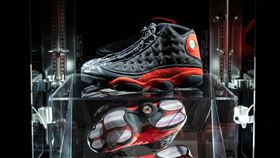 ▲喬丹球鞋以220萬美元賣出，創下實戰球鞋拍賣價新高。（圖／翻攝自Sotheby's推特）