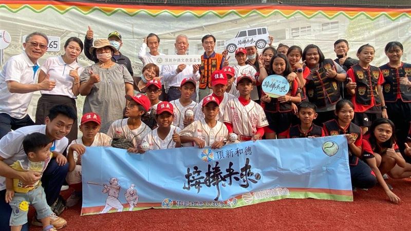 頂新和德捐贈佳義國小 助原民孩子棒球夢