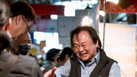 王世堅7日分享自己開始使用智慧型手機，脫離山頂洞人的行列。（圖／翻攝自王世堅臉書）