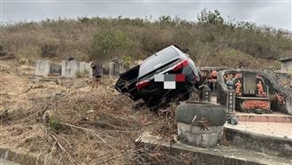 自小客帥氣鬼切　下秒翻覆路旁墓園