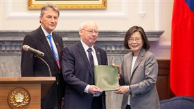 蔡英文總統今（12）日接見「加拿大聯邦眾議院外交及國防事務訪問團」。（圖／總統府提供)