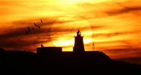 為了讓大家能拍攝到最美的極北燈塔懸日，航港局已配合將富貴角燈塔開燈時間提前至下午6時。（圖／航港局提供）
