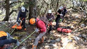 桃園登山隊伍，11人，攀登干卓萬群峰，66歲蔣姓隊友失足墜落斷崖，搜索11天，找到大體，吊掛(圖／南投縣消防局提供)