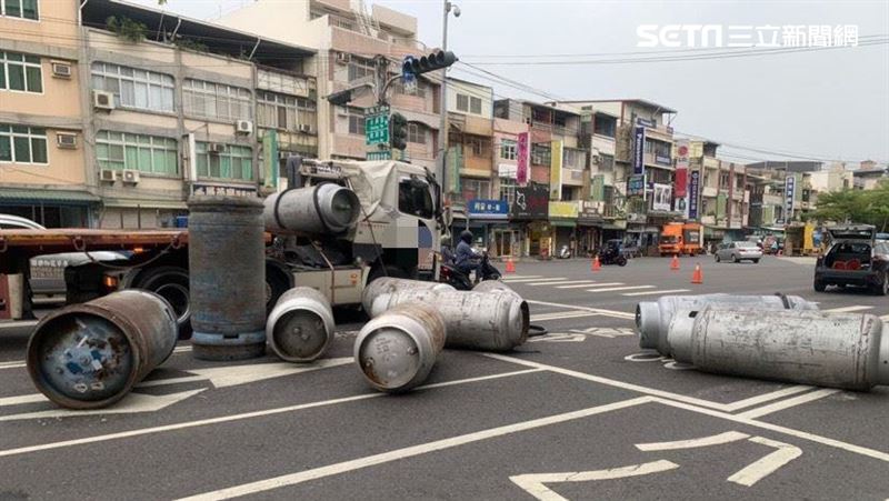 車斗9鋼瓶驚悚墜地　曳引車駕駛恐噴18萬