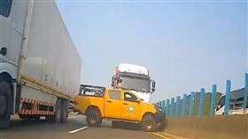 台61線，林口往蘆竹，2噸皮卡對決10噸大貨車，逼車，超車，車身打橫擦撞(圖／翻攝自記者爆料網)