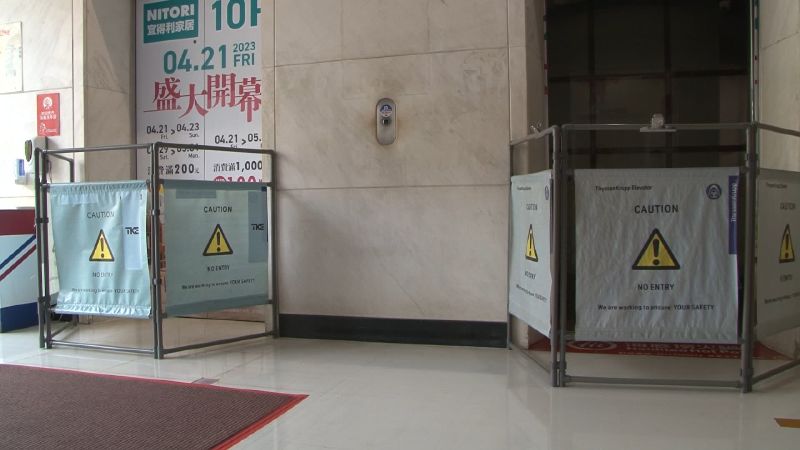 不准搭客梯！高雄大遠百樓管「推打員工」