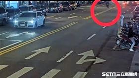 北市古男酒後在馬路上狂奔，警員耗費27分鐘才抓住他。（圖／翻攝畫面）