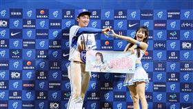 ▲劉俊豪獲得慈妹簽名毛巾。（圖／富邦悍將球團提供）