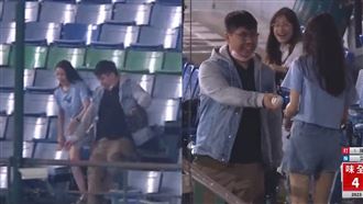 中職陌生男女球迷爭搶界外球！超浪漫結局