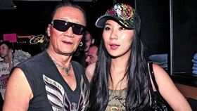 謝賢跟小49歲女友COCO。(翻攝微博)