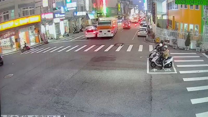 台中客運「鬼切」疑逼車　小車急閃險追撞