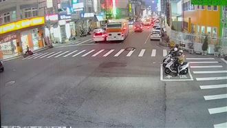 台中客運「鬼切」疑逼車　小車急閃險追撞