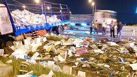 貨車國道自撞噴飛⋯現場魚屍遍野！屍照曝