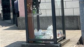 北一女校門口前電話亭看似堆滿垃圾，其實是外送餐點。（圖／翻攝自路上觀察學院 臉書）