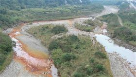 苗栗三灣，中港溪，傾倒強酸汙染，一條魚都沒有，酸臭撲鼻，生態浩劫，桃園芫吉公司(圖／翻攝畫面)