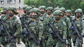 憲兵指揮部快反連展示戰力（2）總統蔡英文26日前往憲兵指揮部忠貞營區視導，快速反應連全副武裝展示戰力，因應武漢肺炎疫情，官兵也都戴上口罩防疫。中央社記者徐肇昌攝　109年5月26日