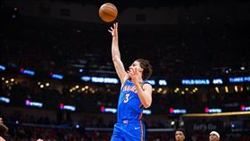 基迪（Josh Giddey）攜手一哥亞歷山大（Shai Gilgeous-Alexander）帶領雷霆拿下勝利。（圖／翻攝自雷霆隊推特）