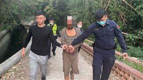 通緝犯，躲公墓22個月，種菜自己自足，機車亂停，落網(圖／翻攝畫面)