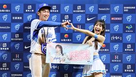 ▲劉俊豪和慈妹合比愛心手勢。（圖／富邦悍將球團提供）