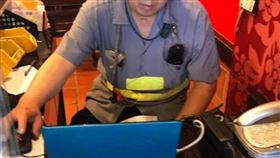他喊3遍「我要菜頭湯」沒人理！下秒老闆吐1句…全場笑翻：超尷尬的啦（圖／翻攝自爆廢公社）中華電信，維修