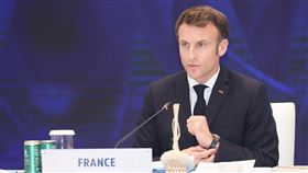 兩象相爭禍及叢林　馬克宏妙喻盼美中停止對抗法國總統馬克宏（Emmanuel Macron）18日在泰國曼谷舉行的APEC峰會中發表談話，巧妙以「大象」暗喻美、中兩國，盼美中停止互相對抗。中央社記者王騰毅攝  111年11月18日