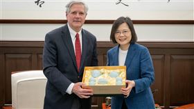 蔡英文總統今（13)日下午接見美國聯邦參議員何文（John Hoeven, R-ND）訪問團。（圖／總統府提供）
