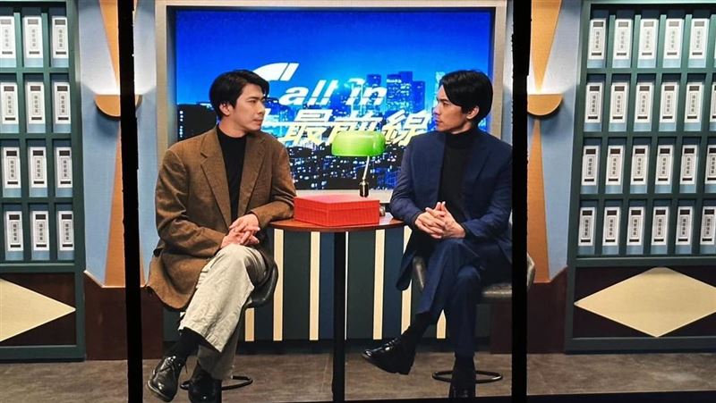 姚淳耀合體鍾佳播　網笑翻：滴血認親吧
