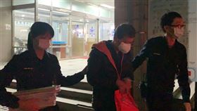 涉違章弊案關說  前新北議員陳文治收押禁見檢方日前查獲新北市違章建築拆除大隊涉嫌包庇違建，前民進黨新北市議員陳文治（中）遭疑涉嫌關說，檢方23日傳喚他說明，並向新北地院聲押禁見獲准。中央社記者高華謙攝  112年2月24日