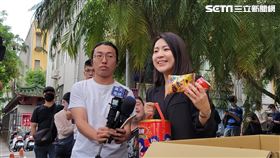 ▲徐巧芯告無良公關公司案開庭，庭前在北檢外發放可樂、爆米花給現場民眾。（圖／記者楊佩琪攝）