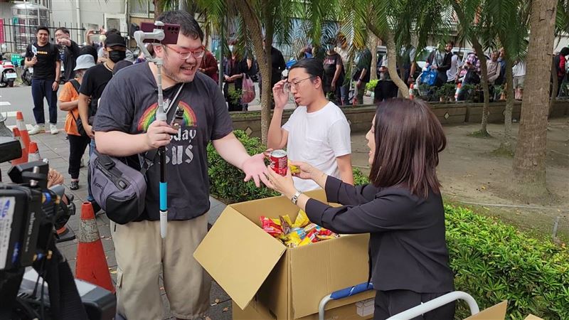 徐巧芯先前出庭時，還曾在地檢署外免費發放點心給民眾，意味「吃點心看戲」。（資料照／記者楊佩琪攝）