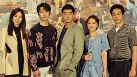 謝盈萱（左起）、曾敬驊、王柏傑、項婕如和薛仕凌出席《疫起》媒體聯訪。（圖／CATCHPLAY提供）