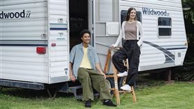 男女通穿的「男裝超寬版工作褲」，以寬鬆版型呈現獨特潮流風格，活動期間網路獨家優惠價$890元。（圖／品牌提供）