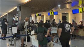 台灣人赴峇里島 疑遭索賄印尼多個媒體引述台灣報導稱，有台灣旅客赴峇里島旅遊，在入境時，違規在管制區用手機拍照，被海關帶到小房間審問並索賄，才能入境。圖為峇里島國際機場大廳，遊客排隊等候報到。中央社記者李宗憲峇里島攝  112年4月13日