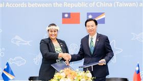 外交部長吳釗燮、馬紹爾群島外貿部長柯布雅（圖／翻攝自外交部）